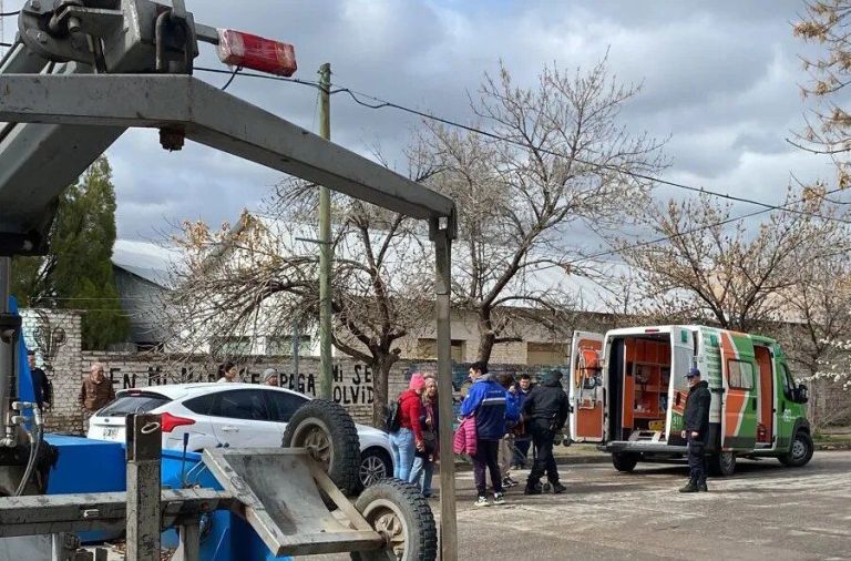 Se descompensó mientras manejaba y chocó a una pareja de motociclista
