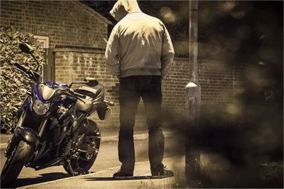 Le robaron la moto a una mujer mientras oraba en una iglesia del Alto Valle
