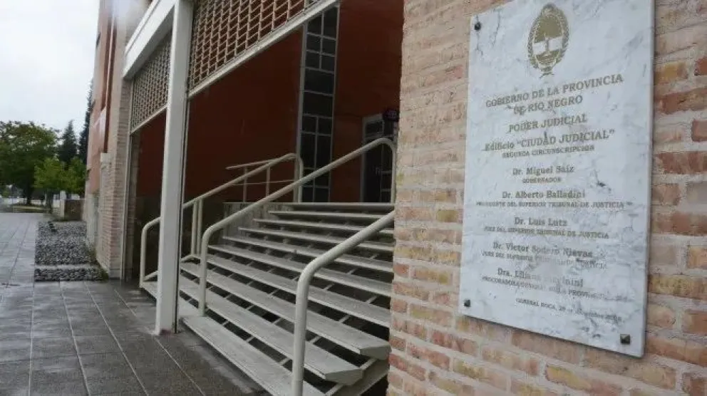 Tres hombres enfrentan cargos por atacar a un sujeto denunciado por abuso sexual