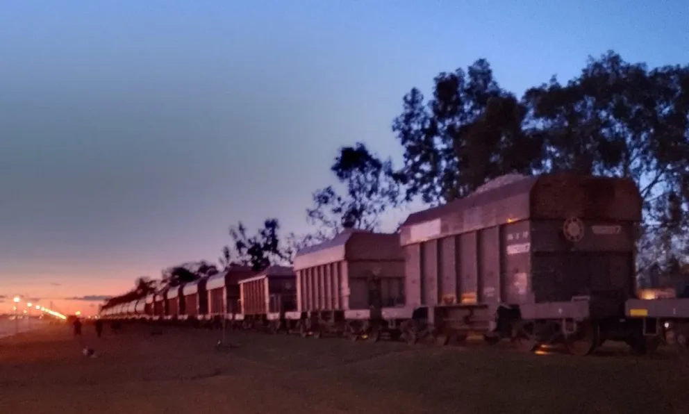 El tren de carga varado a metros del centro de la ciudad