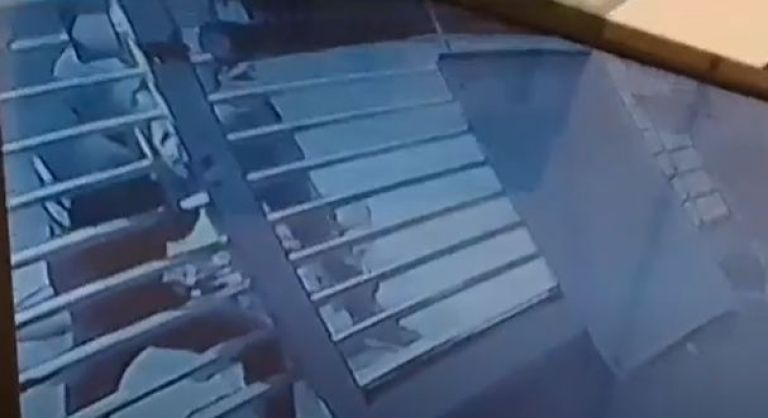 VIDEO: robaron cinco medidores de gas e intentaron palanquear tres puertas de comercios