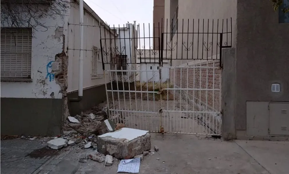 Preocupación en los vecinos por posible colapso de reja en una casa abandonada de Roca