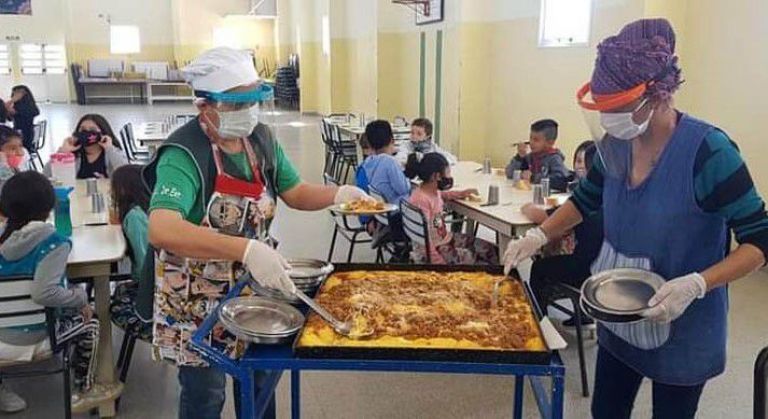 Educación se compromete a retomar entrega de alimentos frescos a comedores escolares de Roca