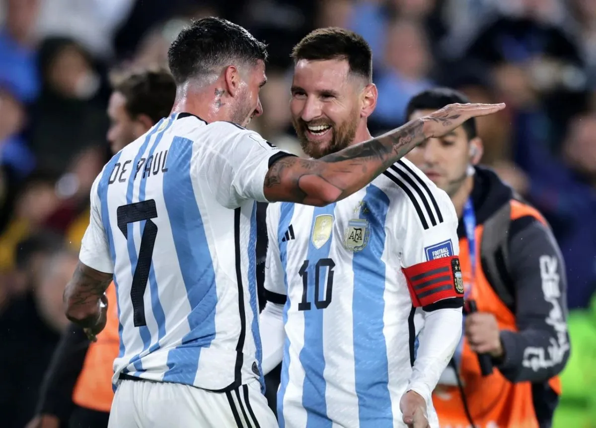 Argentina se enfrenta ante Uruguay con la meta de mantener su invicto y  buscar la cima