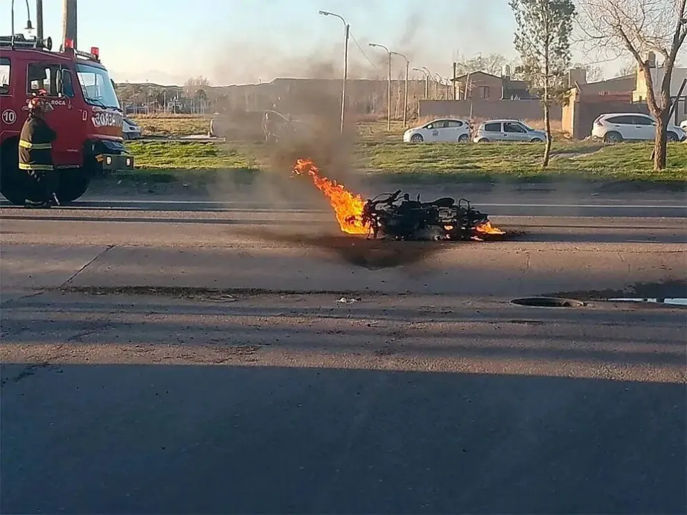  Una moto ardió en llamas tras un choque en calle Rochdale 
