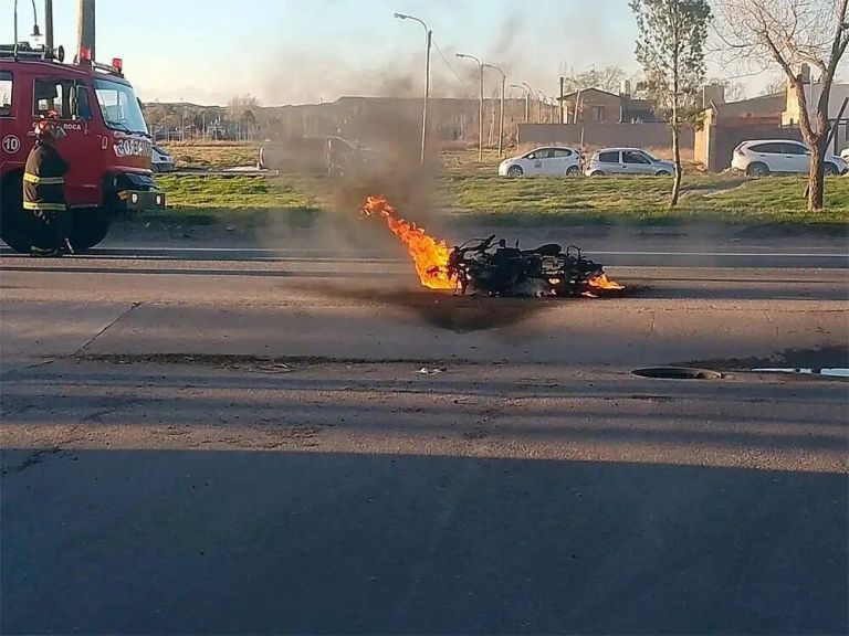 Una moto ardió en llamas tras un choque en calle Rochdale