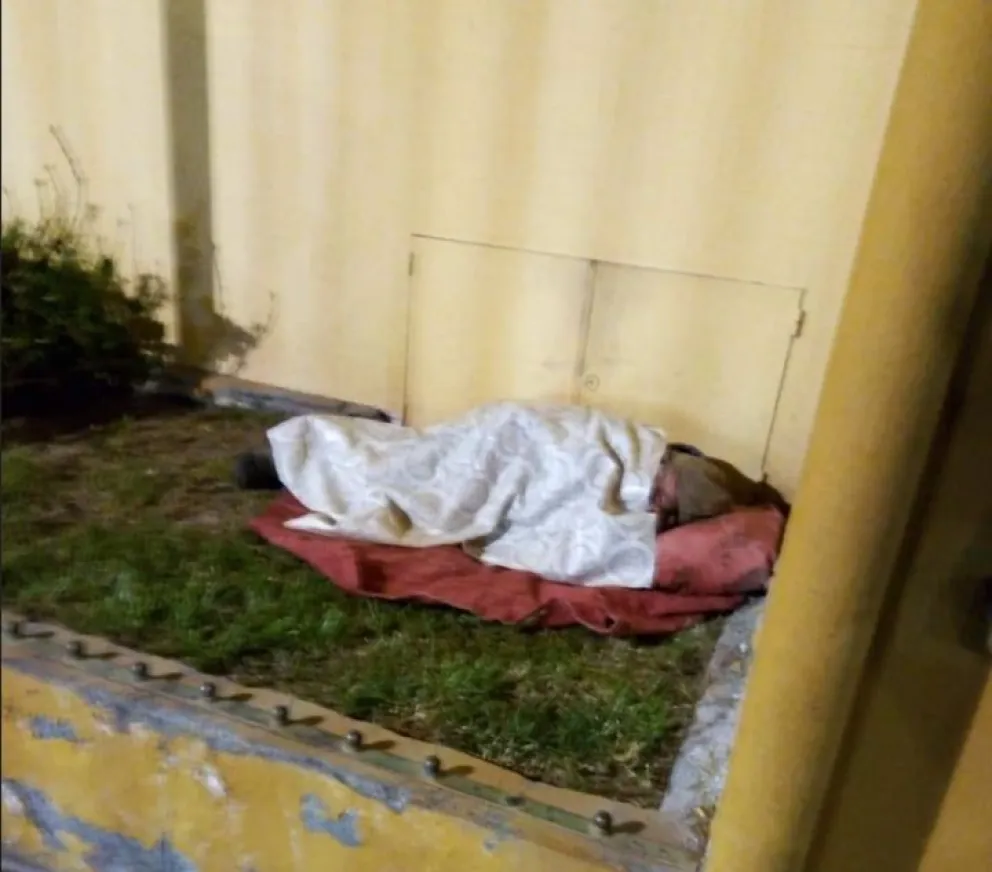 Solicitan apoyo para un abuelo sin hogar en Roca