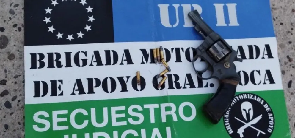 Detuvieron a una persona que llevaba un revolver cargado listo para usar en su riñonera