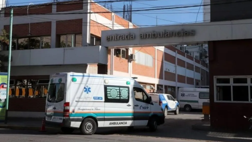 La mujer rescatada en el Limay sigue en estado crítico y la familia está desesperada