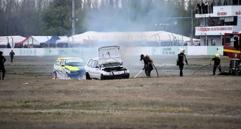 Incidente en el Autódromo de Roca: cuestionan la falta de carga en los matafuegos de los bomberos