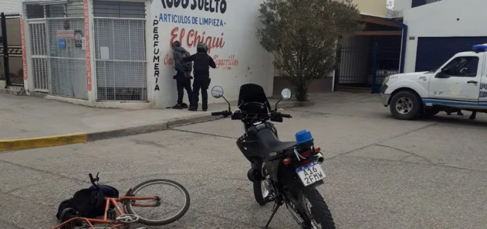 No llegaron muy lejos: robaron elementos de un auto y los atrapó la policía 