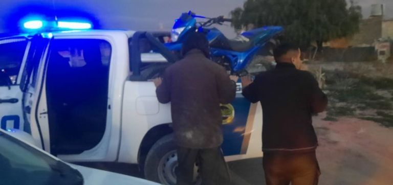 Circulaban en moto con una tele recién robada y los atrapó la policía