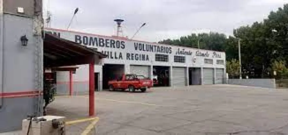 Bomberos realizan una sentada a modo de reclamo