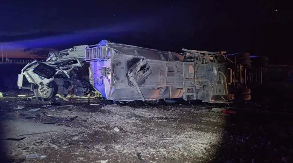 Un camión que transportaba combustible volcó en Ruta 22 