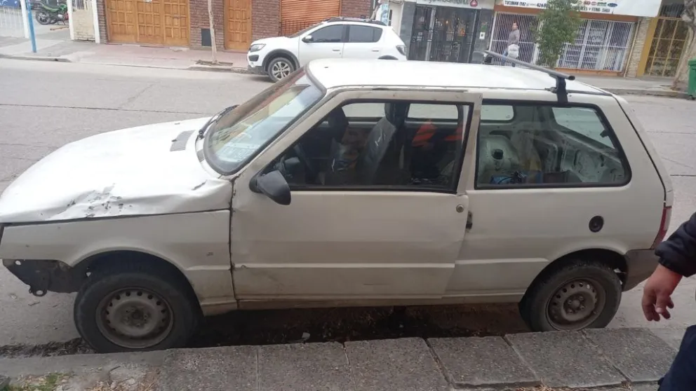 Forzaron la seguridad de un vehículo para robar las pertenencias del dueño 