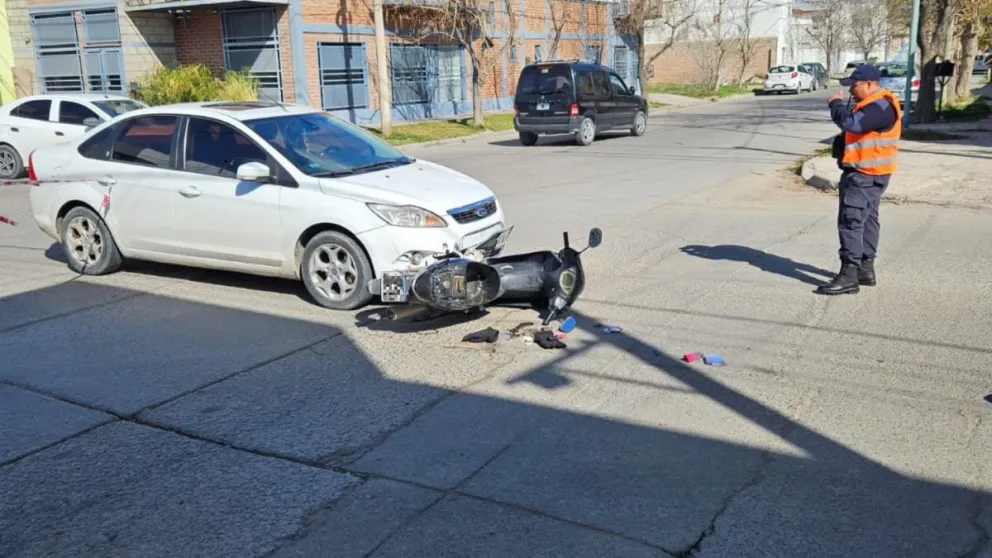 Fuerte choque en la tarde del lunes dejó a una mujer en el hospital 