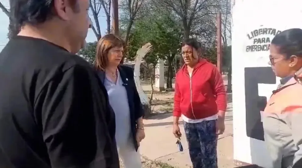 Tenso cruce entre Patricia Bullrich y militantes en el barrio Emerenciano Sena