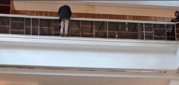 Tensión en el poder judicial de Roca: un hombre amenazó con suicidarse desde el segundo piso