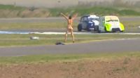 Video: se desnudó en la pista del Autódromo Ciudad de Rafaela mientras se corría una carrera