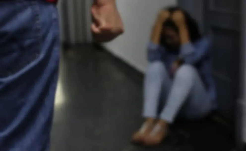 Violencia de género: le fracturó los dedos a su ex y le robó