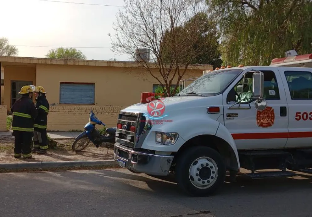 Bomberos intervino en un incendio de una escuela y para apagar un vehículo en llamas