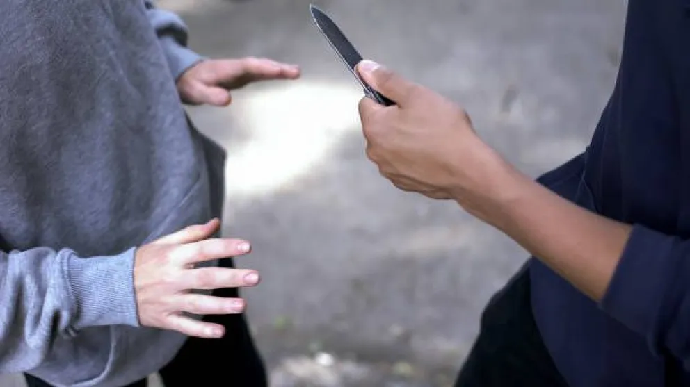Lo asaltaron a plena luz del día: le robaron una campera de abrigo, un celular y un par de zapatillas