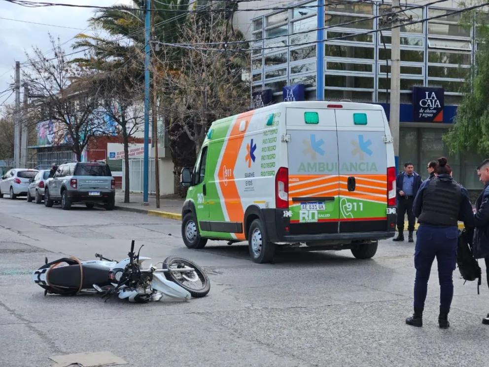 Un auto y una moto chocaron en una transitada esquina de la ciudad