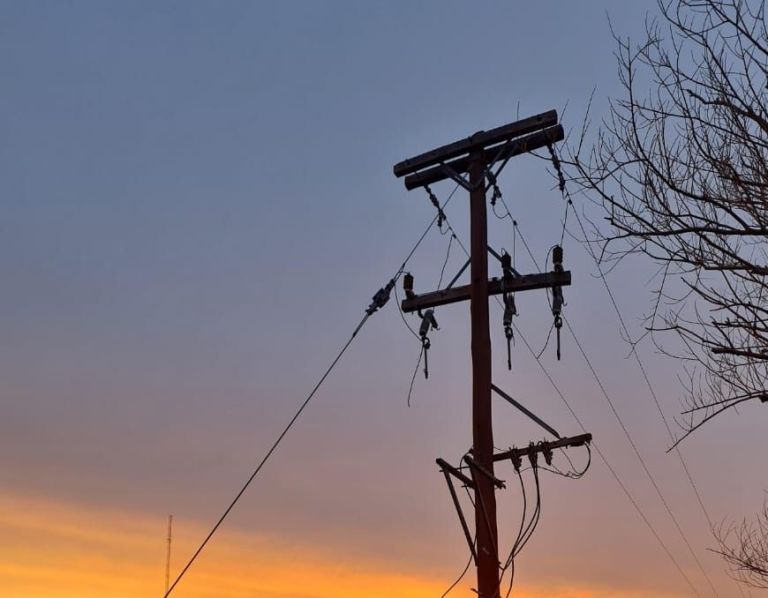 Nuevos ataques eléctricos: robaron 300 metros de cable en Cervantes y un transformador en Roca