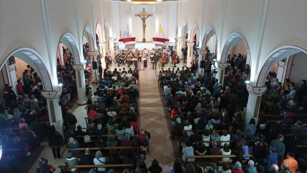 La catedral de Roca se colmó para presenciar la música orquestal de la Sinfónica de IUPA  