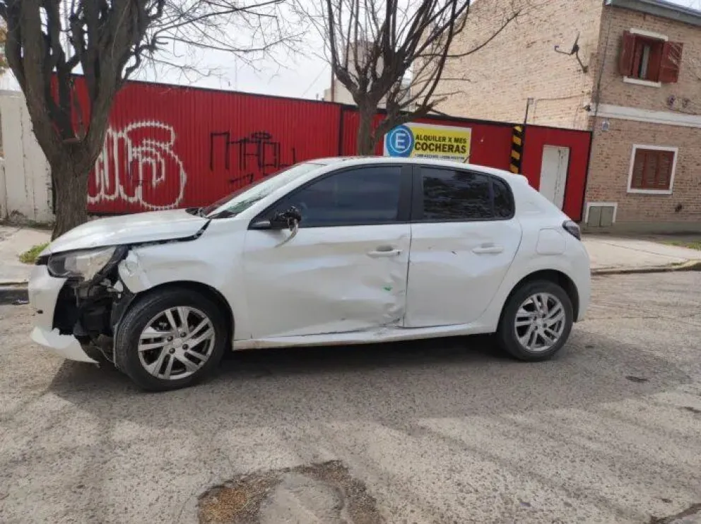 Choque entre una moto y un auto a la vera del canalito 