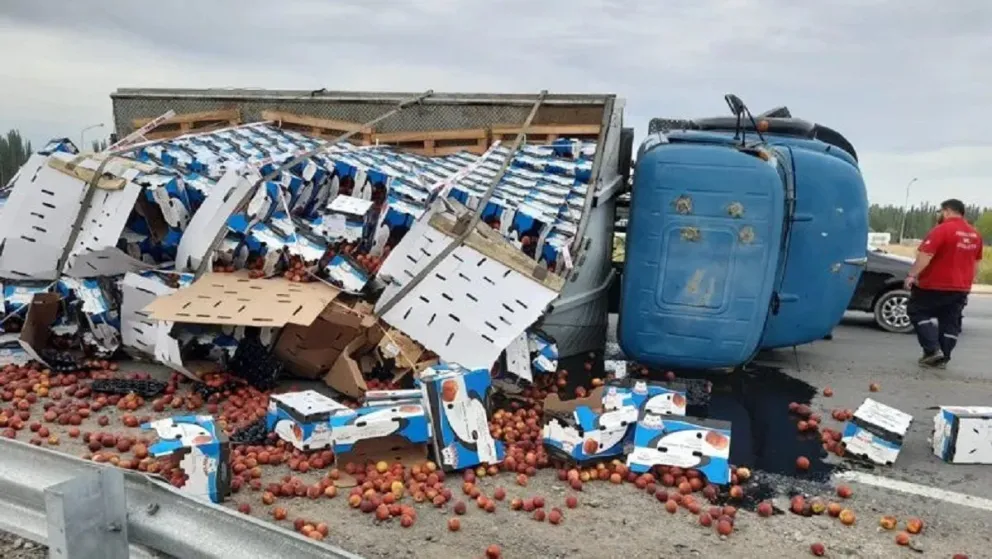 Imprudente al volante: hizo que perdiera 25 mil kilos de manzana y deberá responder ante la justicia 