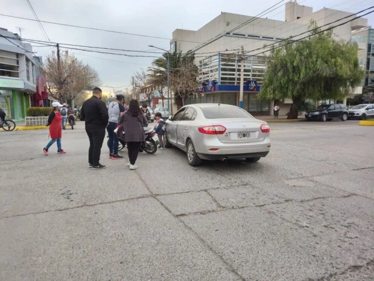 Grave accidente: una mujer mayor fue embestida por un auto en pleno centro de Roca