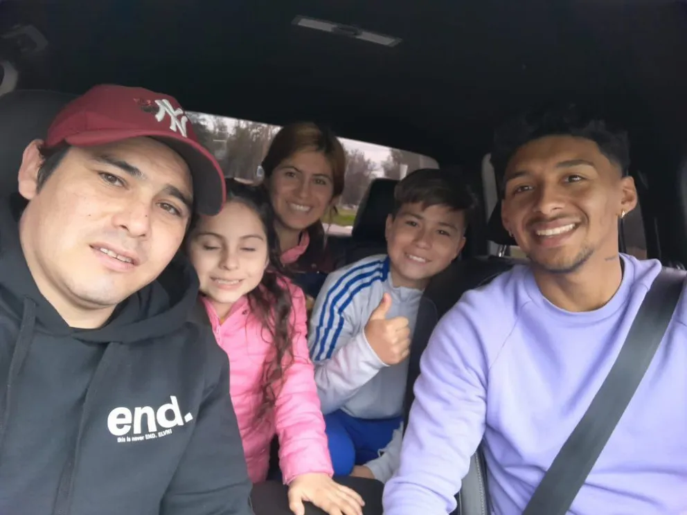 El gesto solidario de Cristian Medina con el juvenil roquense Junior Ramírez