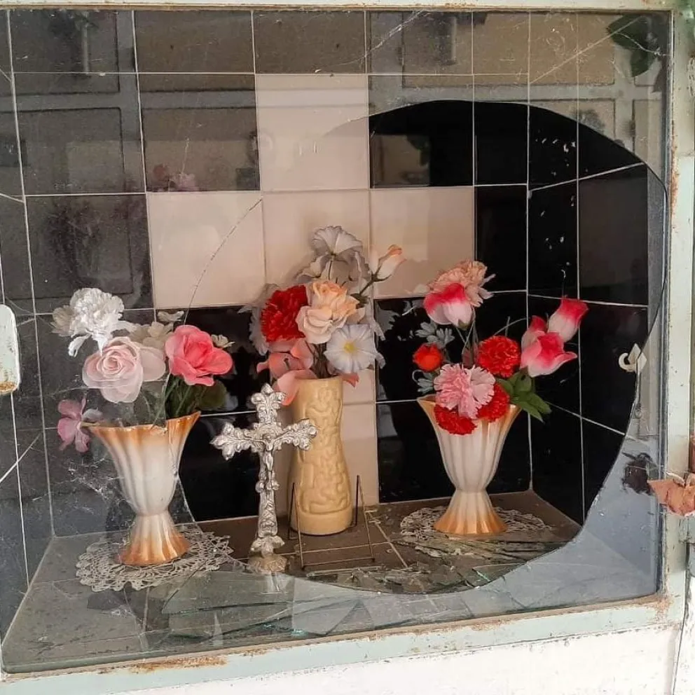 Robaron y causaron destrozos en el Cementerio de Villa Regina