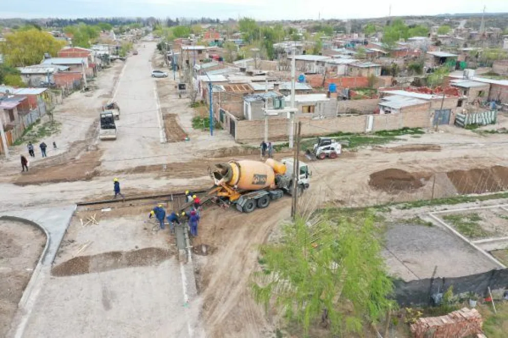 Avanza la obra del barrio Fiske Menuco con la construcción de cordón cuneta, una nueva cisterna y red de cloacas
