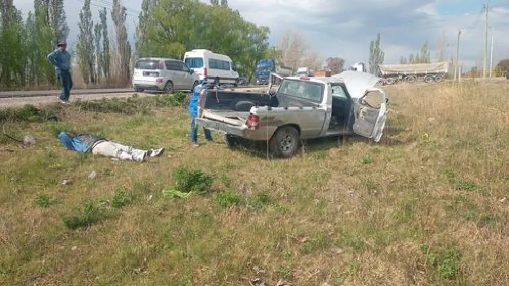 Quiso pasar un camión, mordió la banquina y terminó volcando