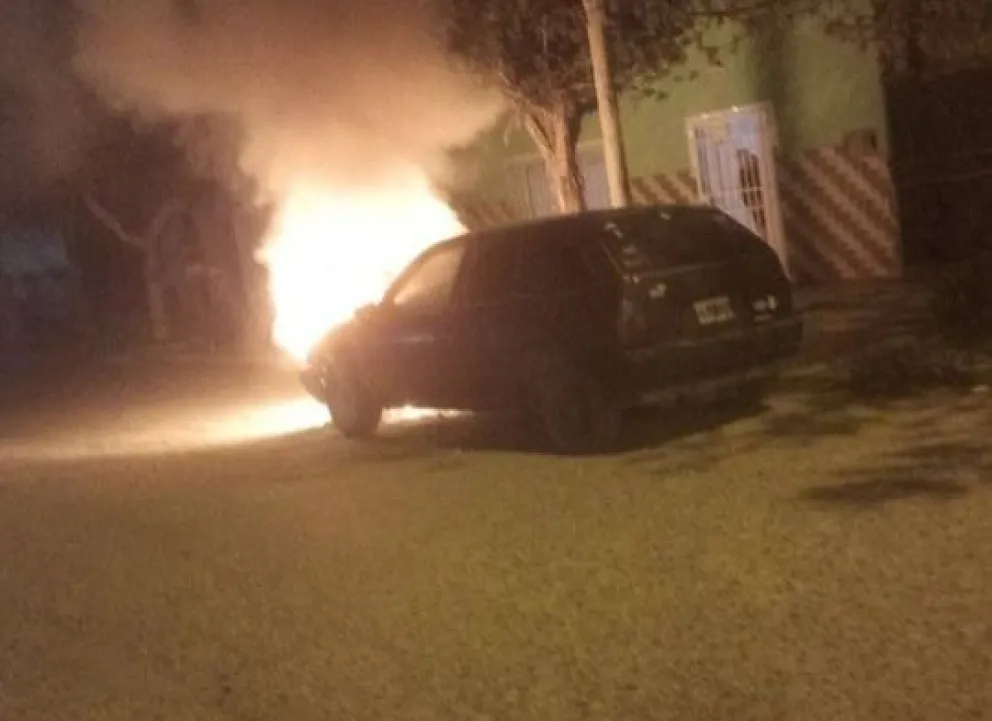 VIDEO: un auto ardió en llamas en una transitada esquina de la ciudad