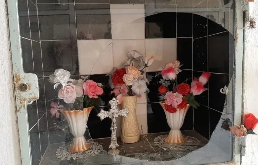 Ola de saqueos y vandalismo en el Cementerio Municipal de Villa Regina