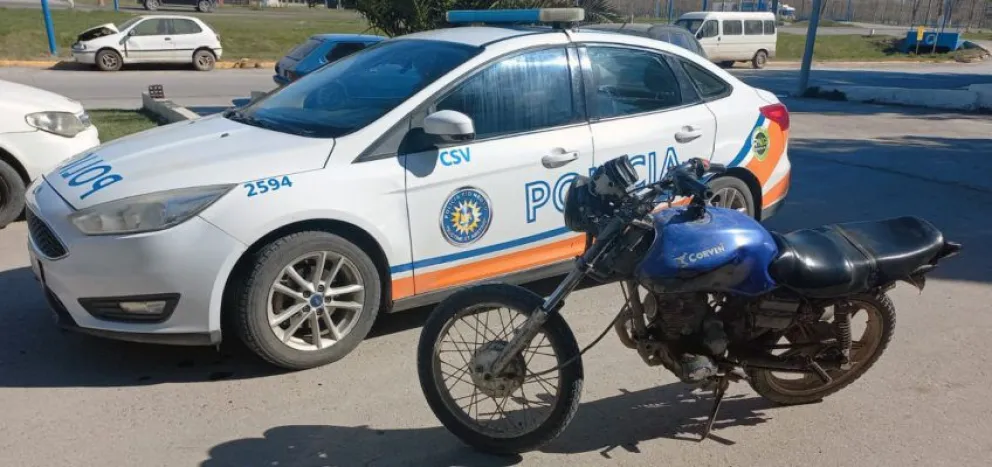 Pasó por un control, no tenía los papeles de la moto e intentó darse a la fuga