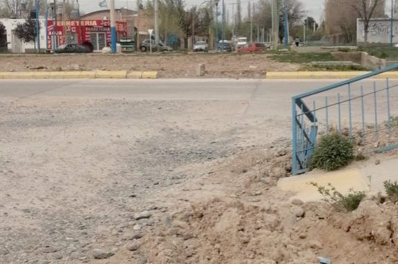El municipio de Roca intimó al Gobierno provincial por “destrozos” en la rotonda de Jujuy y Rochdale