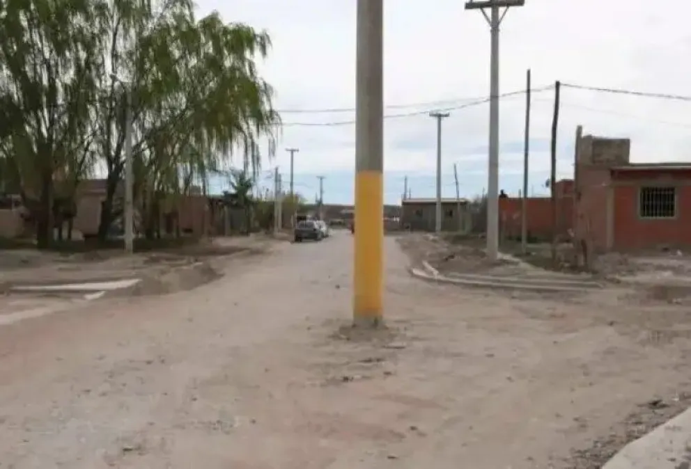 Plantaron un poste de luz en medio de la calle y causaron desconcierto entre los vecinos 