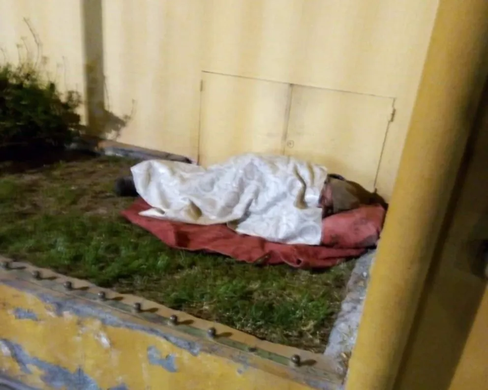 El hombre que dormía afuera de Municipio pudo volver con su familia