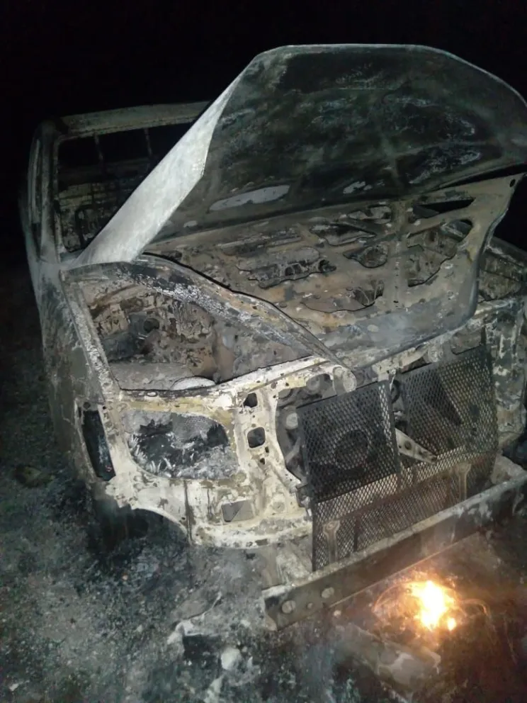 Le robaron la camioneta, se la desmantelaron y la prendieron fuego