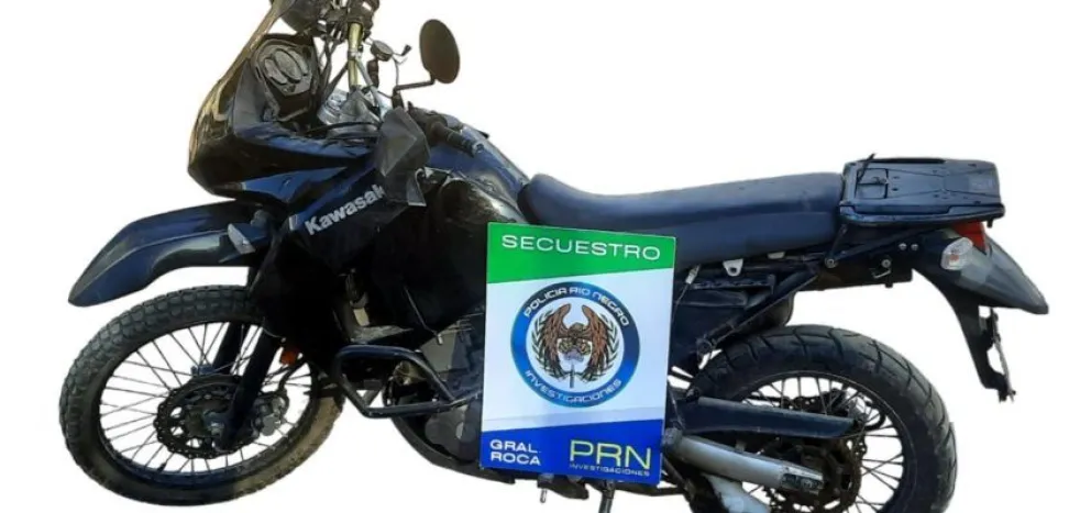 Llevaba una Kawasaki robada en la caja de la camioneta y se la secuestró la Policía