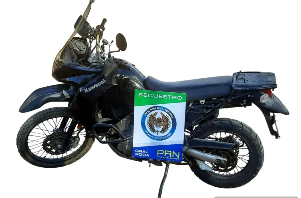 Llevaban en la caja de una camioneta una moto robada de 5.000 USD 