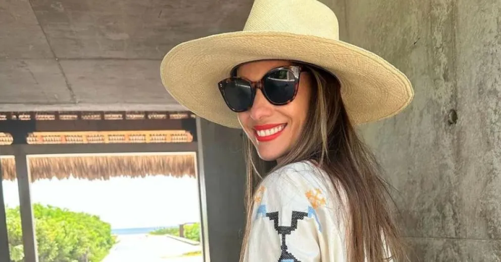 Pampita deslumbra con su microbikini en Puerto Escondido durante su viaje laboral