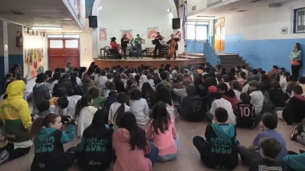 La música de la Filarmónica de Río Negro llega a las escuelas de Roca