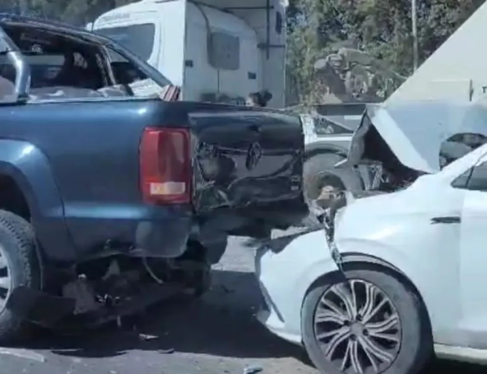 Frenó para evitar atropellar a un perro y produjo un choque en cadena sobre Ruta 22 