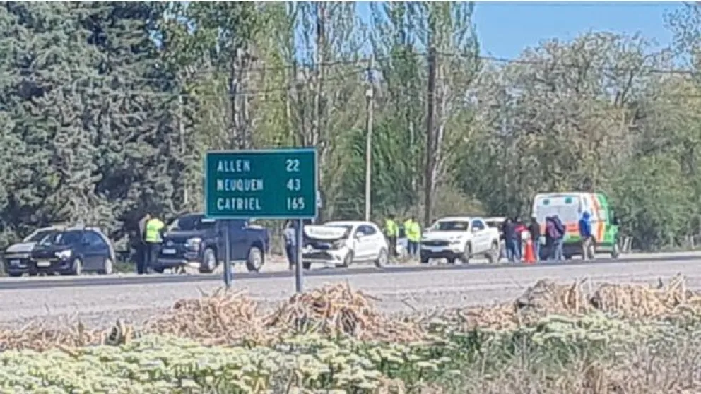 Hizo todo mal: Conducía un auto sin transferir y provocó un choque en cadena