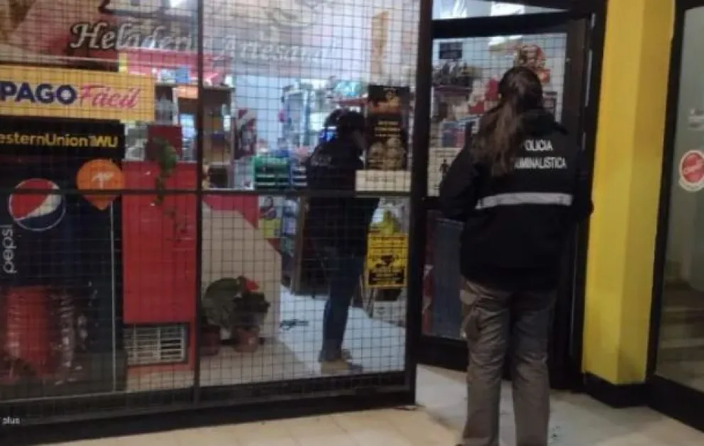 Robaron y causaron destrozos en un kiosco céntrico de Roca 